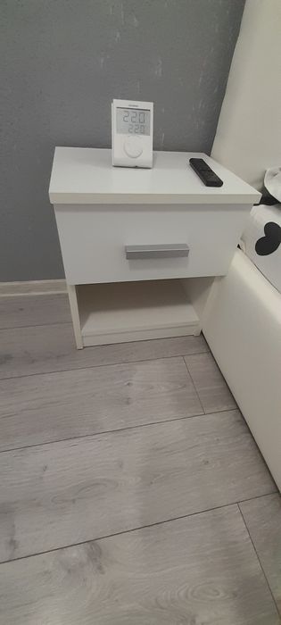 Pat tapitar alb saltea si doua noptiere