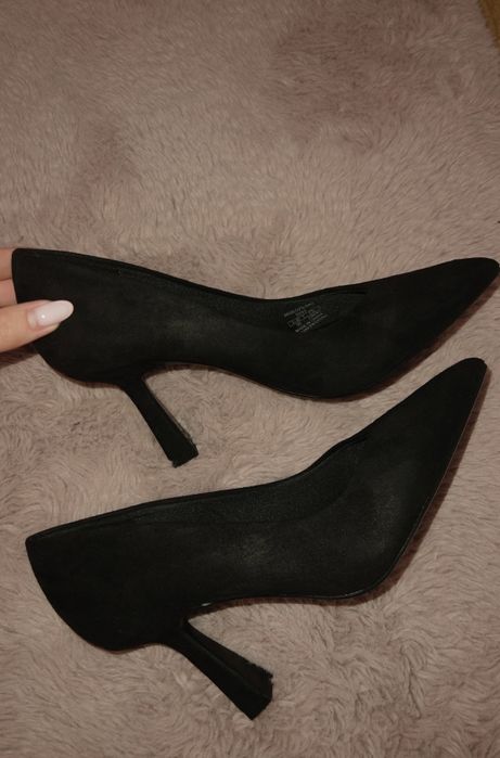 Papuci stiletto din catifea, negri - Straduvarius