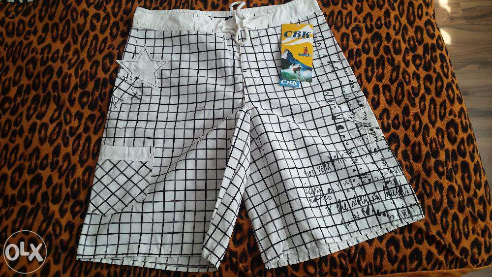 De vânzare pantaloni scurți