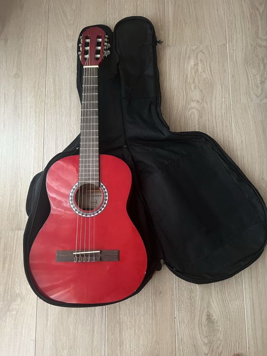 Vând chitară rosie. Urgent