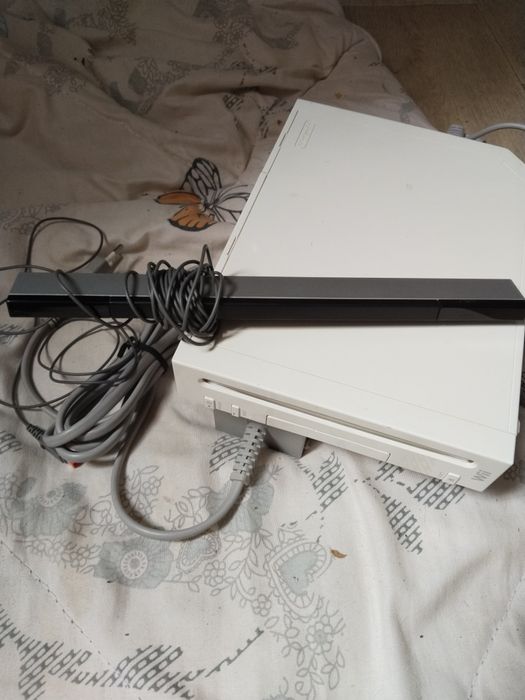Продам игровую консоль Nintendo Wii.