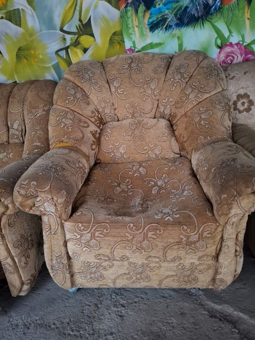 Отдам диван и кресло