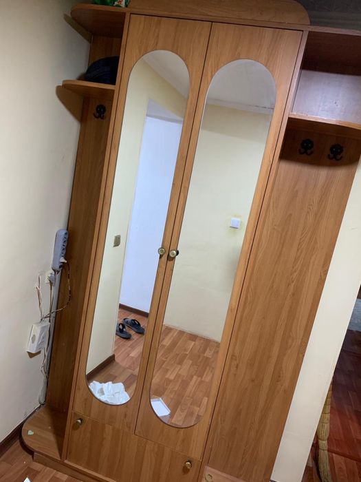 продам прихожный шкаф с зеркалом