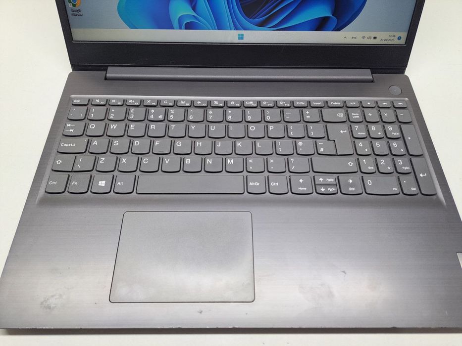Lenovo V15 G1.