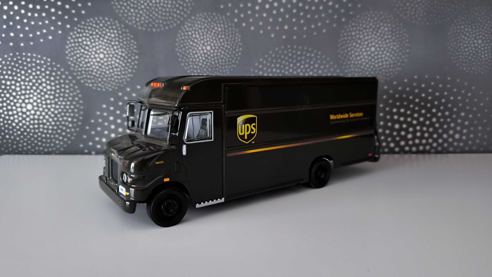 Macheta microbuz UPS Delivery – 1/32 Revell – Action Models