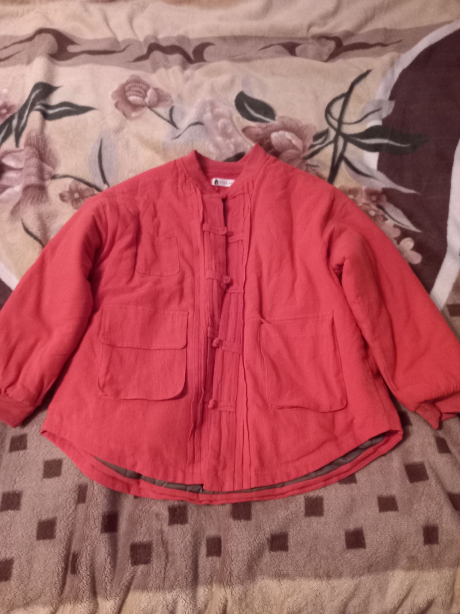 Куртка демесезонное женская 2 штуки по 5 тысяч тенге.