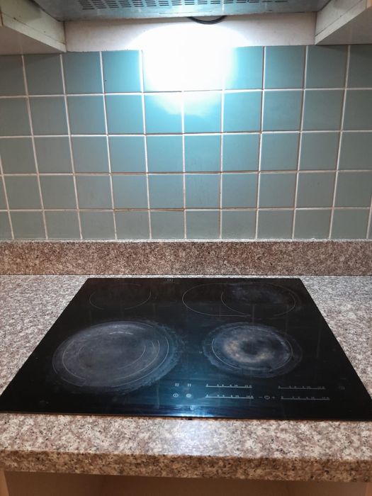 продам электрическую поверхность Electrolux