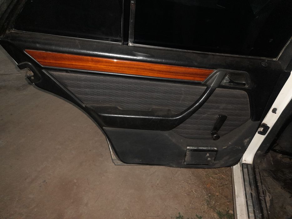 Дверные карты Мерседес 124