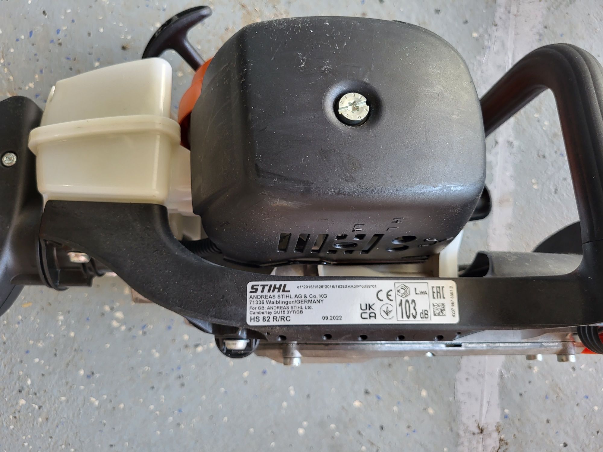 Vând Foarfeca pe benzina pentru gard viu STIHL HS 82 R