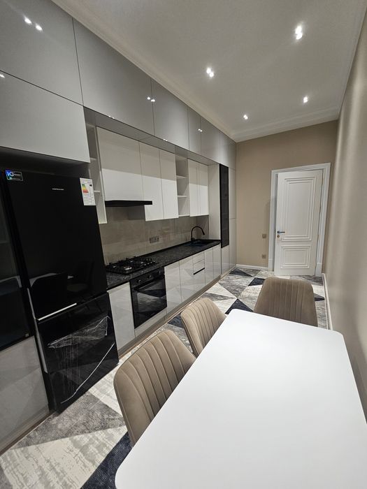 Яккасарой, Шота Руставели 1/9/10