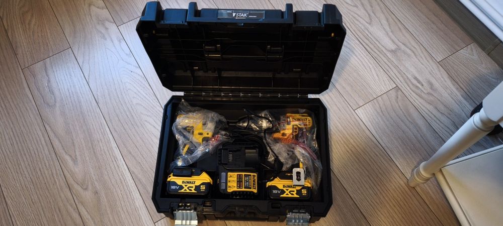 Vând set scule Dewalt complet
