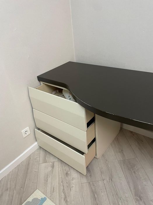 Отдам даром  стол компьютера и кресло