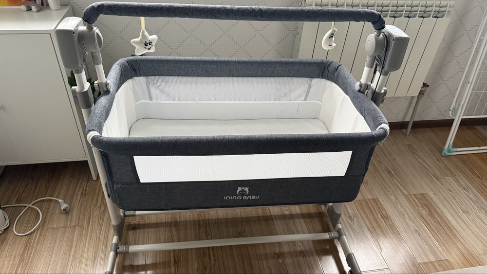 Детская кроватка с маятником