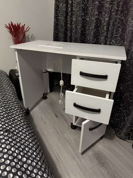 Masa manichiura cu aspirator incorporat