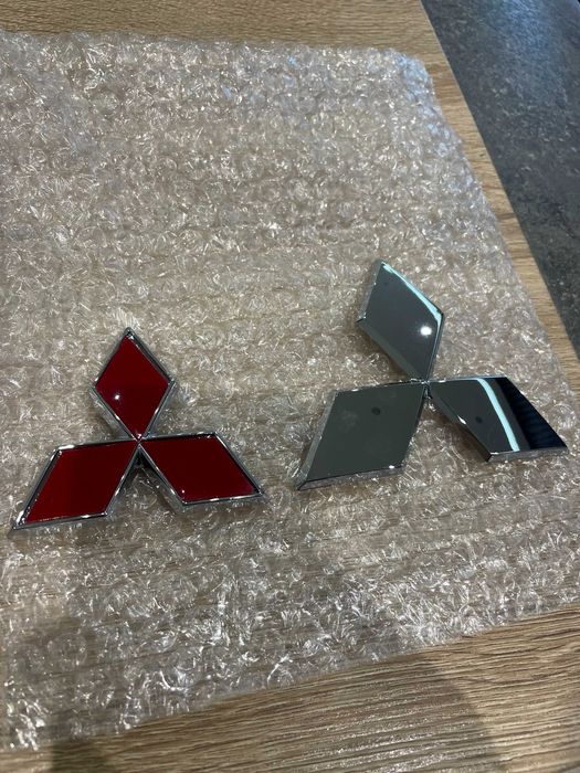 Емблема Mitsubishi Митсубиши червена сребърна