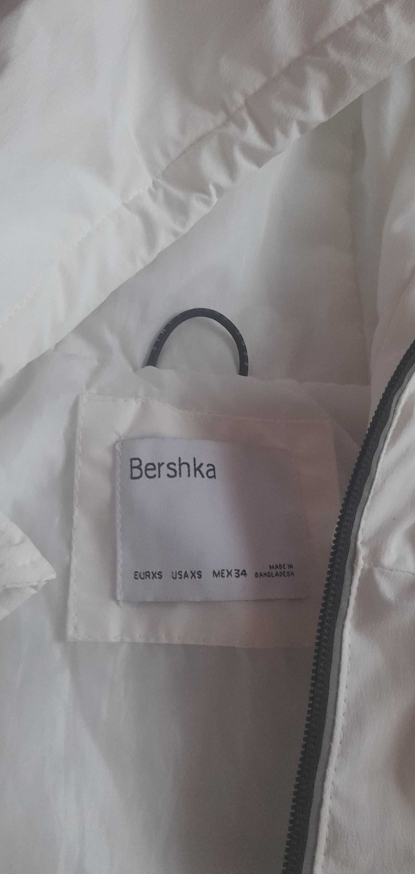 Geaca bershka alba