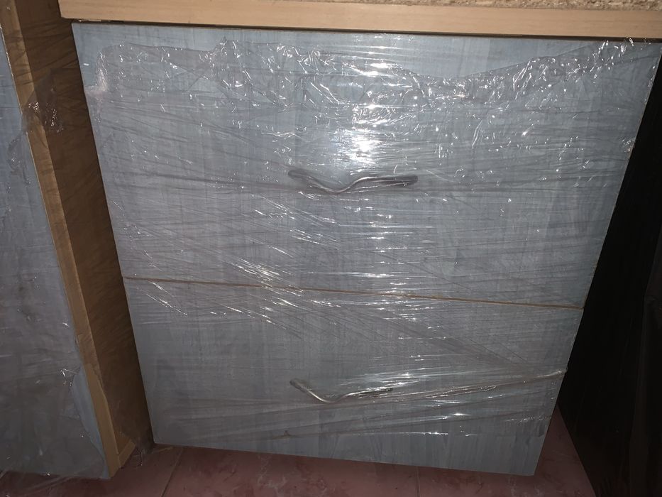 Vand set dulap, comoda si oglinda, rafturi, cuier si 2 scaune bar