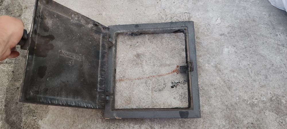 Usa teracota, neagră