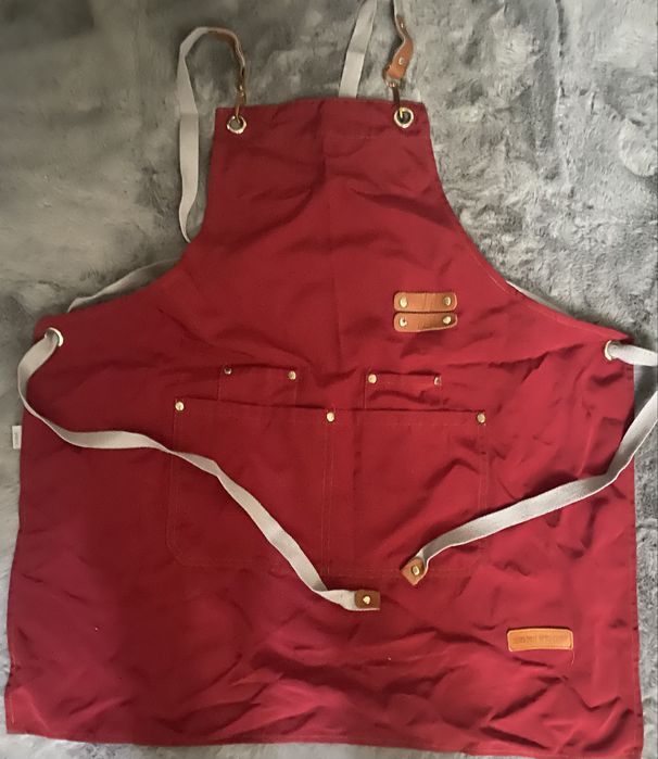 Фартук , крепкая ткань ,есть карманы , раз подходит 48,50,52