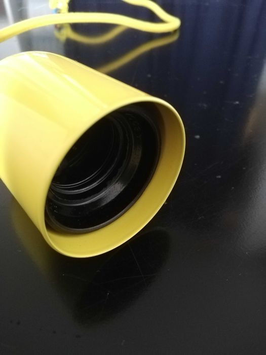 Жълта фасунга с кабел