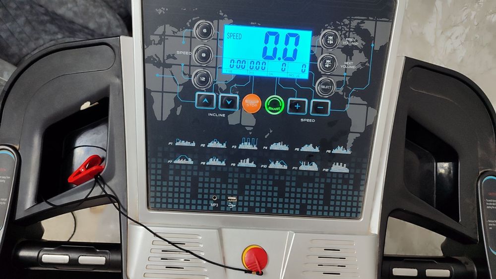 Продается двух моторная беговая дорожка Life Top LT 2020.