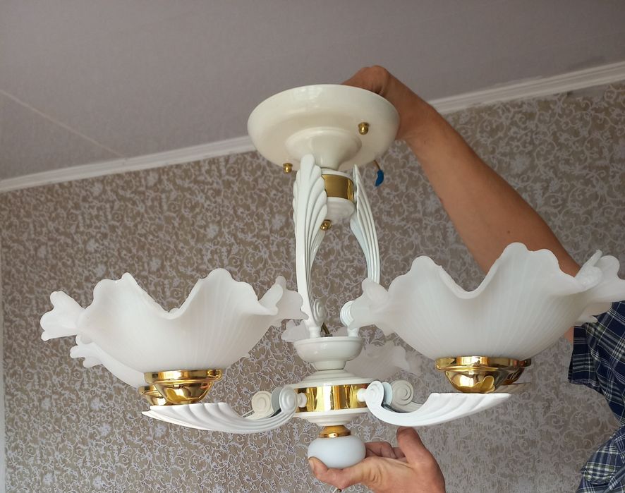 Продам красивую люстру.