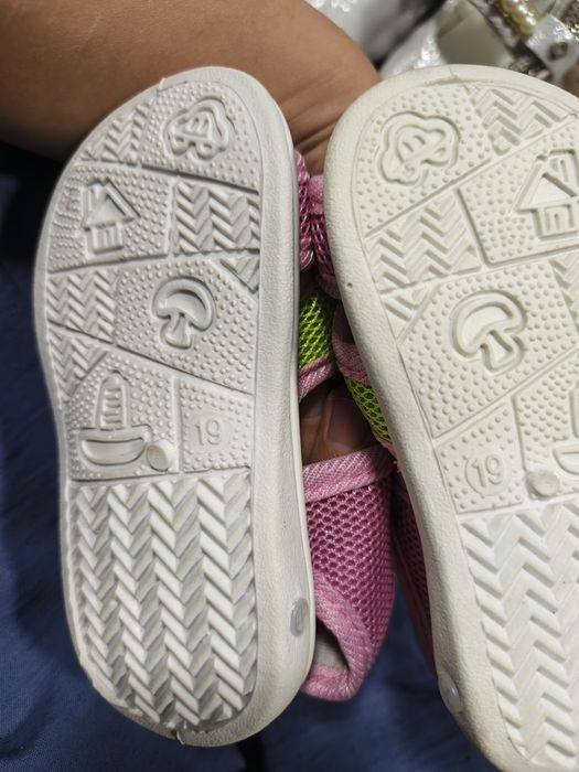 Yozgi oyoq kiyimcha yangi