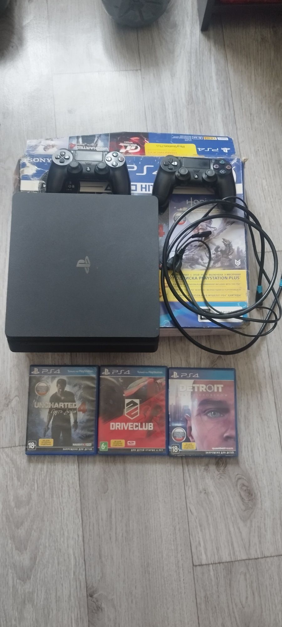 Продам PS4 в полной комплектации,в хорошем состоянии !
Работает все от