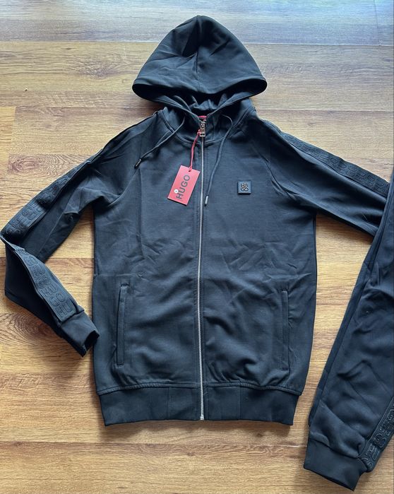 Мъжки,памучен,черен екип Hugo BOSS с метално лого и бродиран кант