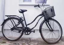 Bicicletă neagră, cu coș