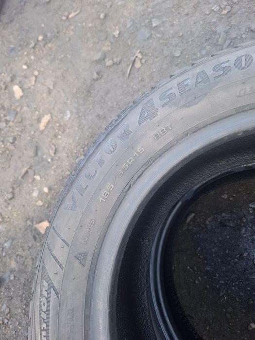 Vand 2 anvelope 185 65 15 goodyear de iarna
