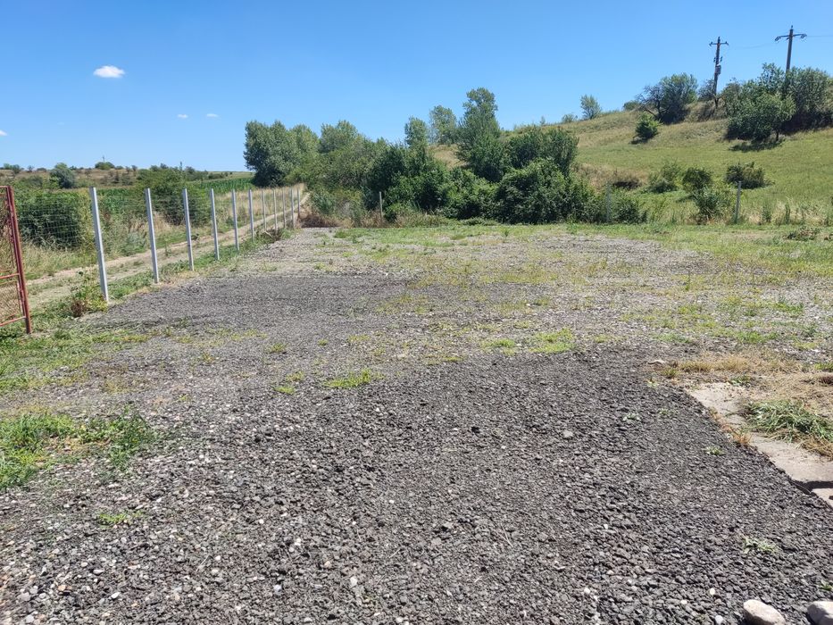 Teren de vânzare/închiriat la 11 km de Autostrada