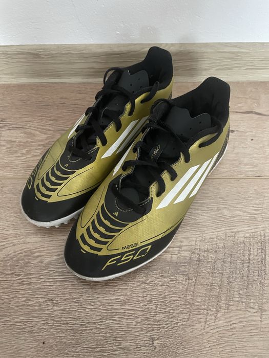Vand ghete fotbal copii de la Adidas marime 36,37