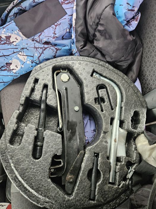 Комплект крик с ключ за Audi a4 Golf 6