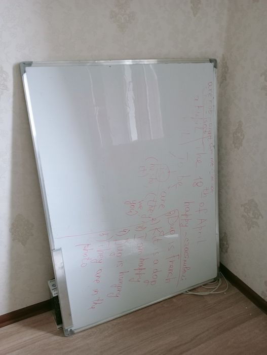 Продам белую доску в отличном состоянии, чтобы писать
