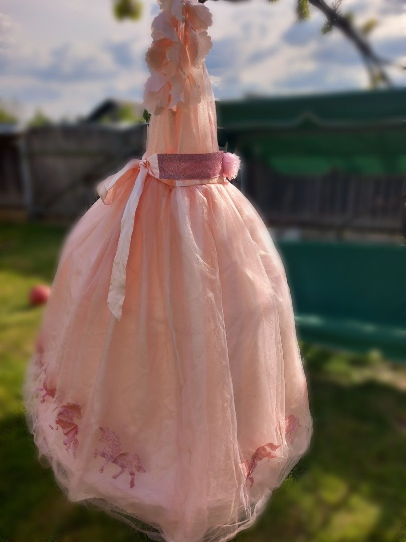 Rochie elegantă cu crinolina roz pudră
