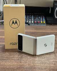 Motorola Razr 40, Dual SIM, 256GB, 8GB RAM, 5G, цвят Vanilla Cream