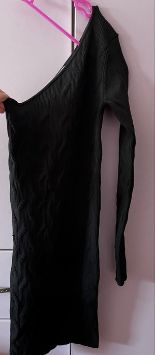 Черна, дълга рокля с един ръкав