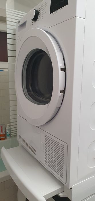 Vand uscator marca Beko + suport de fixare pe masina de spalat