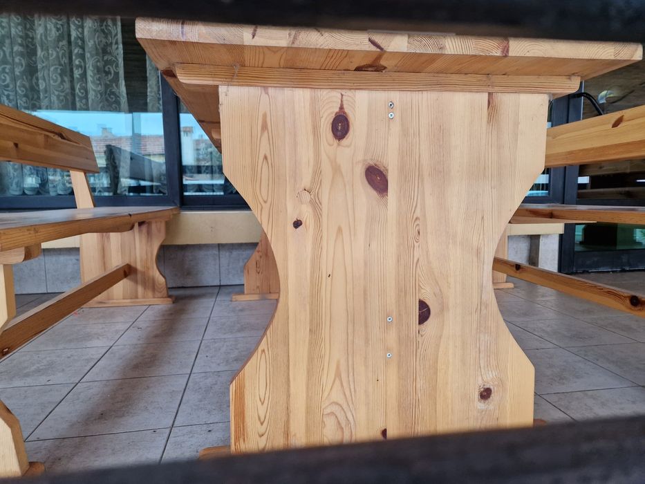 Баварски маси и пейки.