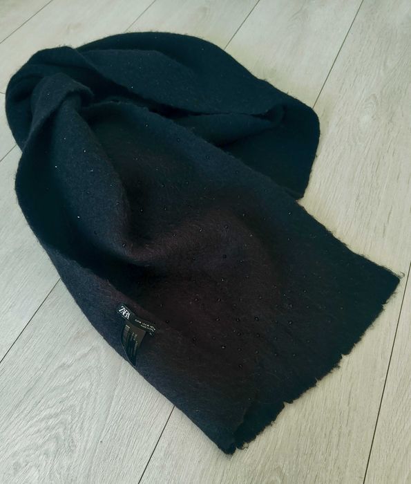Fular Zara călduros și elegant cu ștrasuri și conținut de lână
