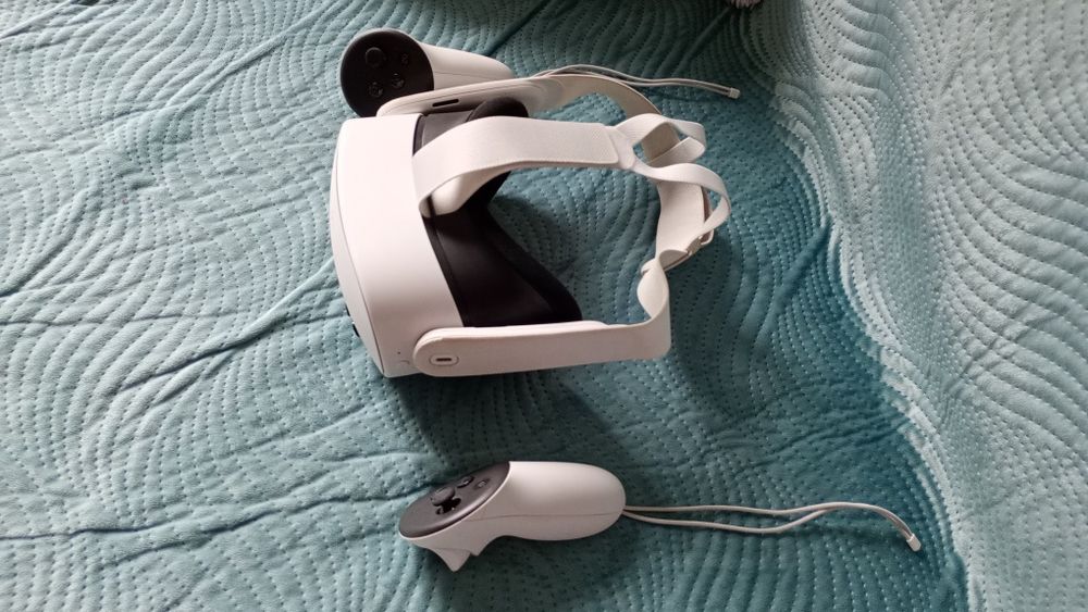 Vând ochelari VR Meta Quest 3s