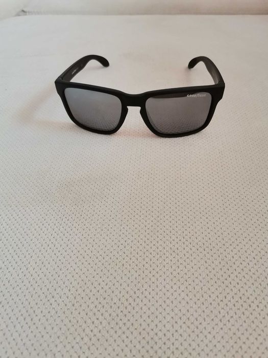 очила в твърдо калъфче