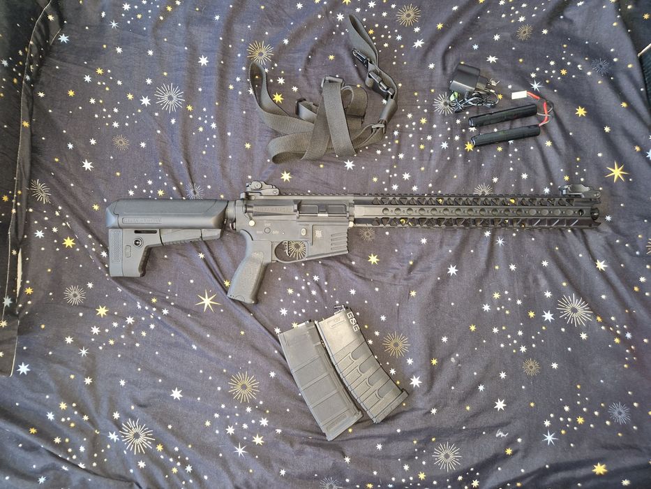 Set Airsoft: AR15 Delta Armory LA 16,2" BRAVO + Red Dot Theta Optics