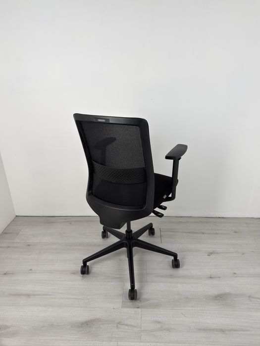 Работен стол Bestuhl S30 от черна-мрежеста облегалка