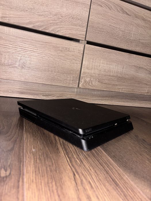 Vand PS4 + 2 manete + 7 jocuri