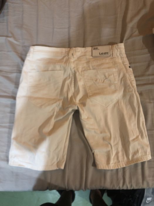 Бели къси дънкови гащи