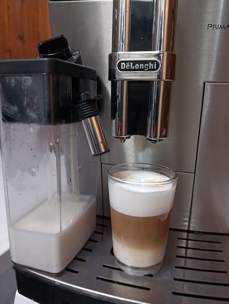 Кафе автомат Delonghi PrimaDonna S профилактиран и готов за работа