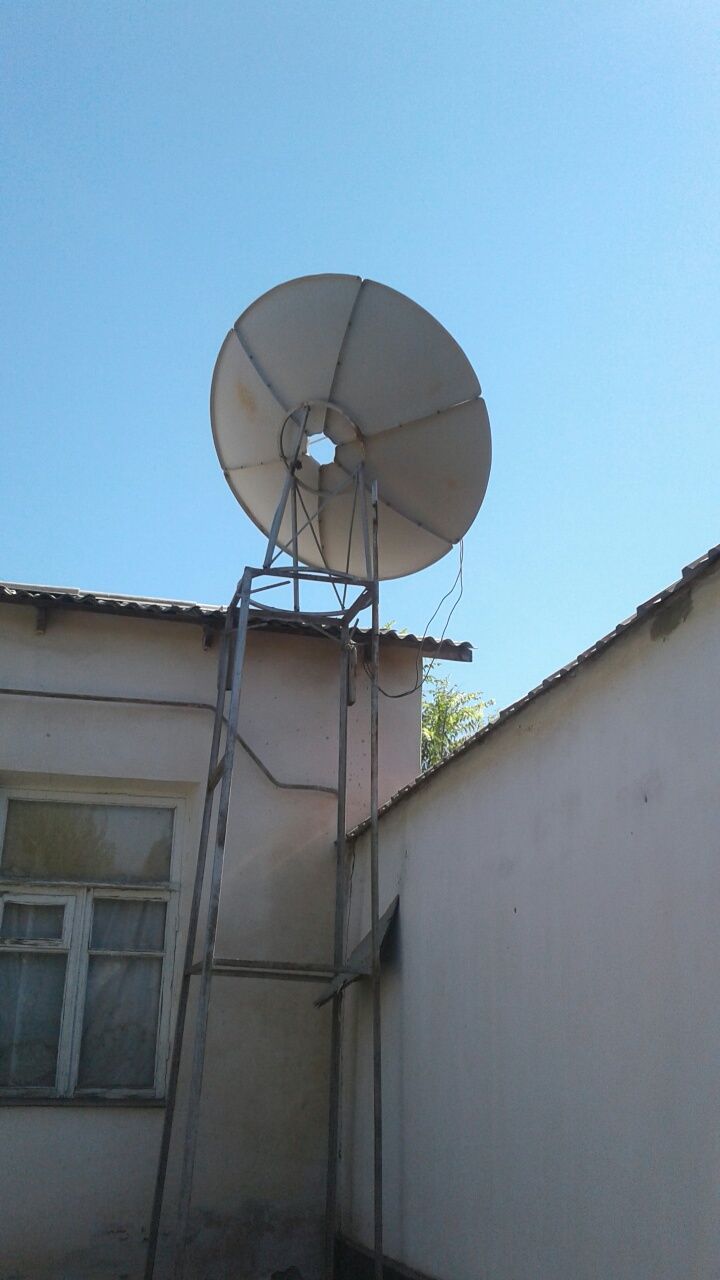 Спутниковая  антенна (тарелка большая)в комплекте  (телевизор +тюнер )