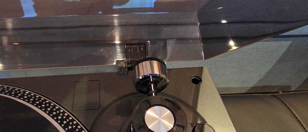 Продавам перфектен грамофон AKAI ATT05U